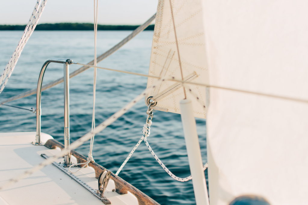 Discover the different islands of the Maldives during a sailing trip