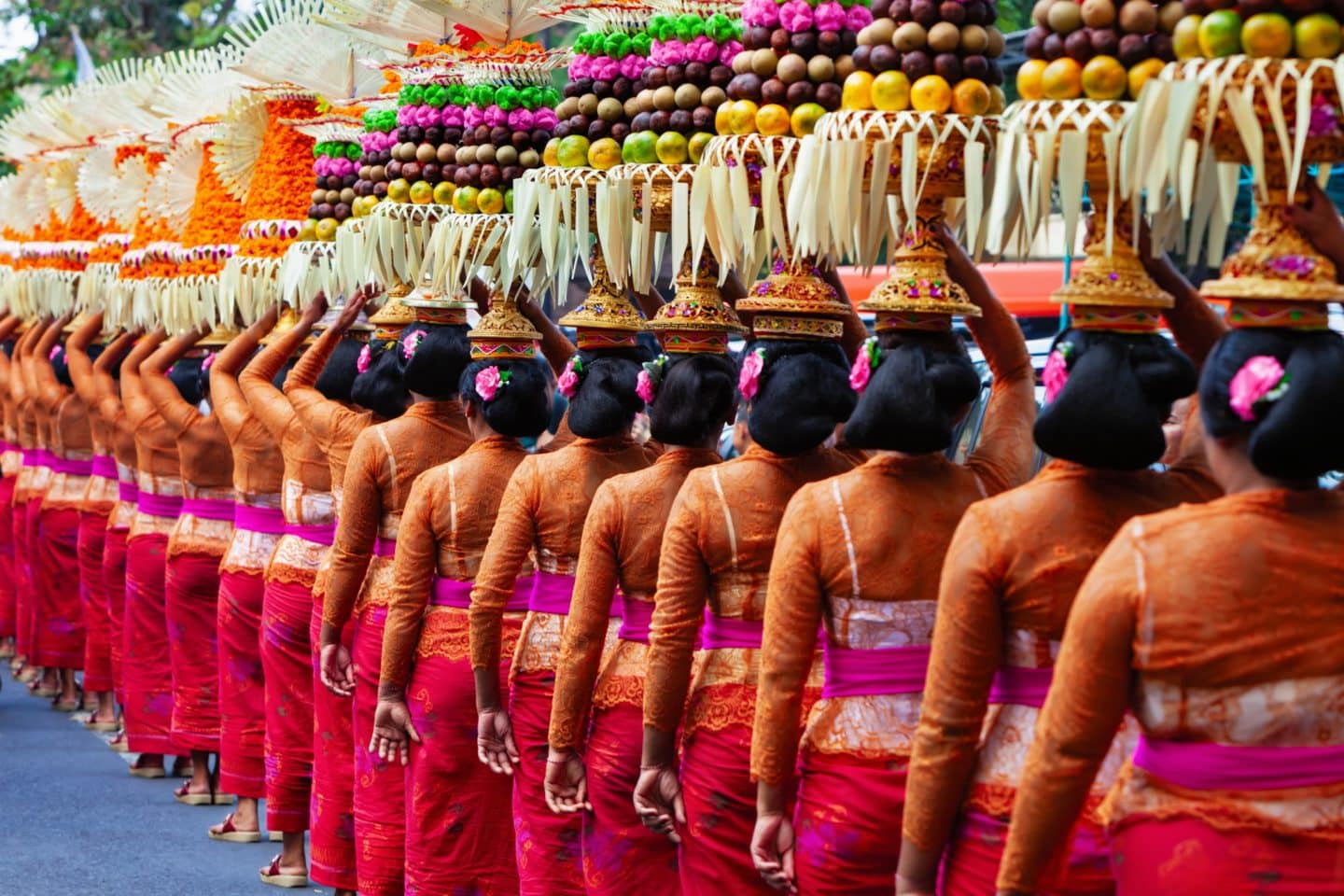 Traditional balinese dress includes a kebaya for women and an udang for men
